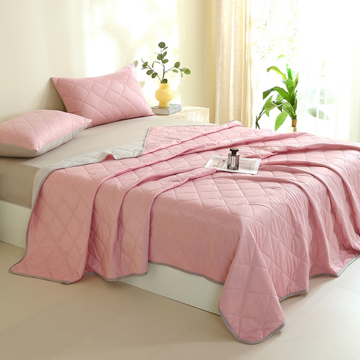 91家纺网 家纺一手货源 找家纺 伊赛家纺 2026新款有铵凉感丝夏被 亮粉