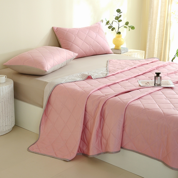 91家纺网 家纺一手货源 找家纺 伊赛家纺 2026新款有铵凉感丝夏被 亮粉