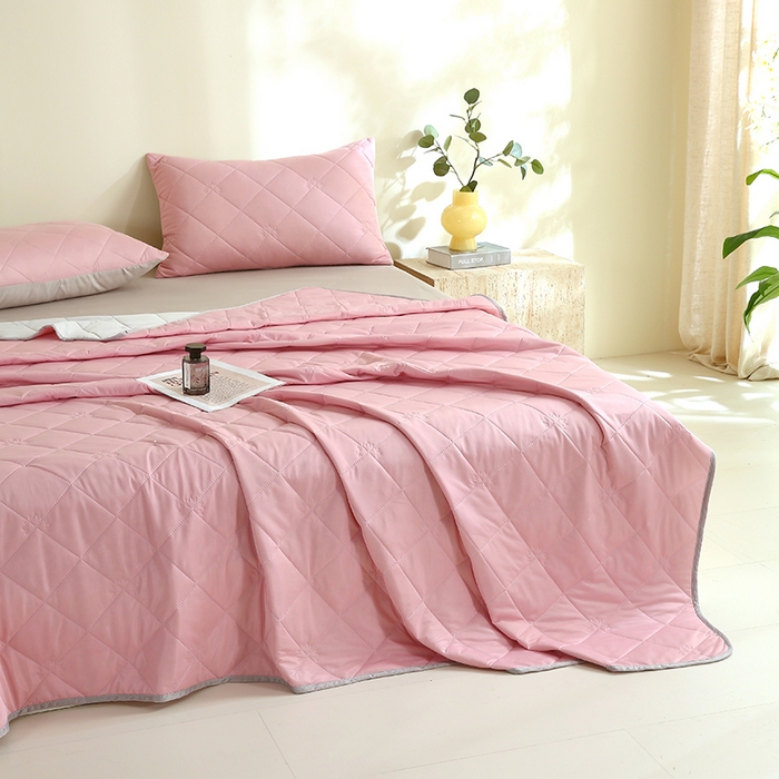 91家纺网 家纺一手货源 找家纺 伊赛家纺 2026新款有铵凉感丝夏被 亮粉