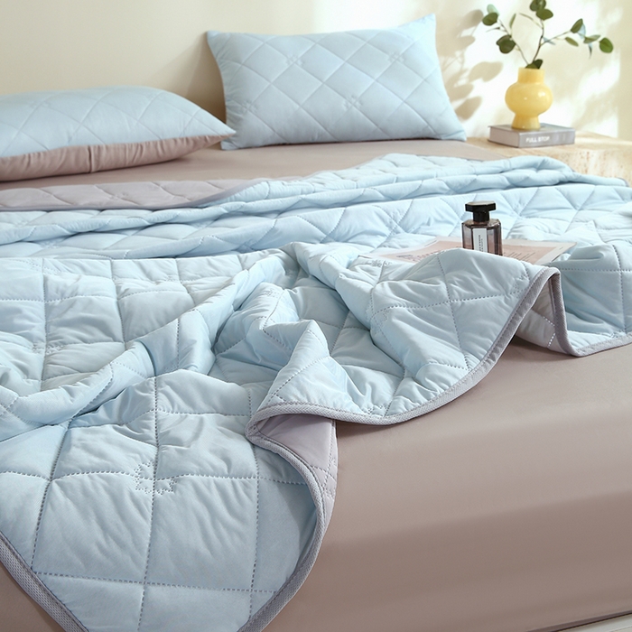 91家纺网 家纺一手货源 找家纺 伊赛家纺 2026新款有铵凉感丝夏被 浅蓝