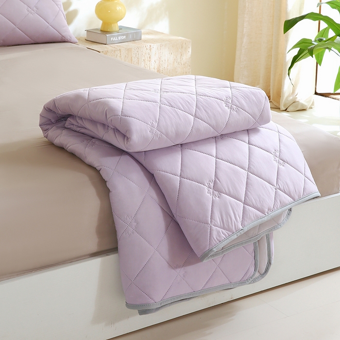 91家纺网 家纺一手货源 找家纺 伊赛家纺 2026新款有铵凉感丝夏被 浅紫