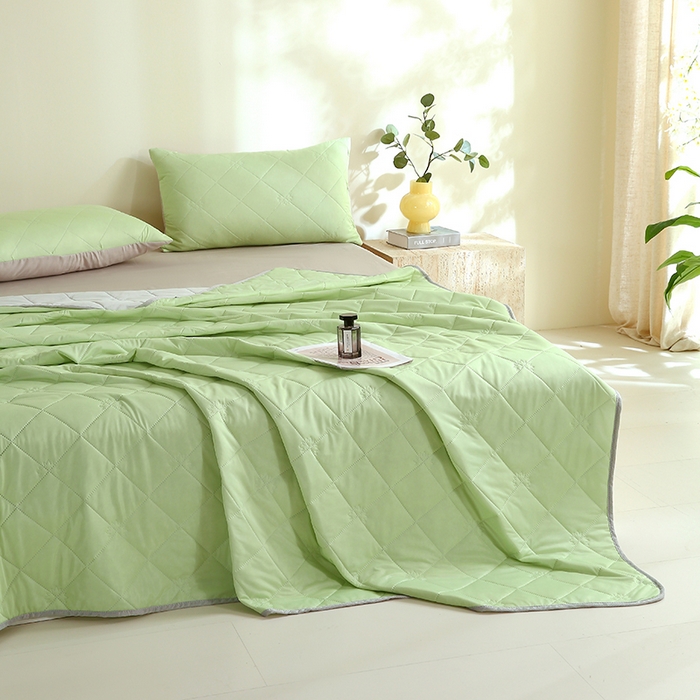 91家纺网 家纺一手货源 找家纺 伊赛家纺 2026新款有铵凉感丝夏被 黄绿