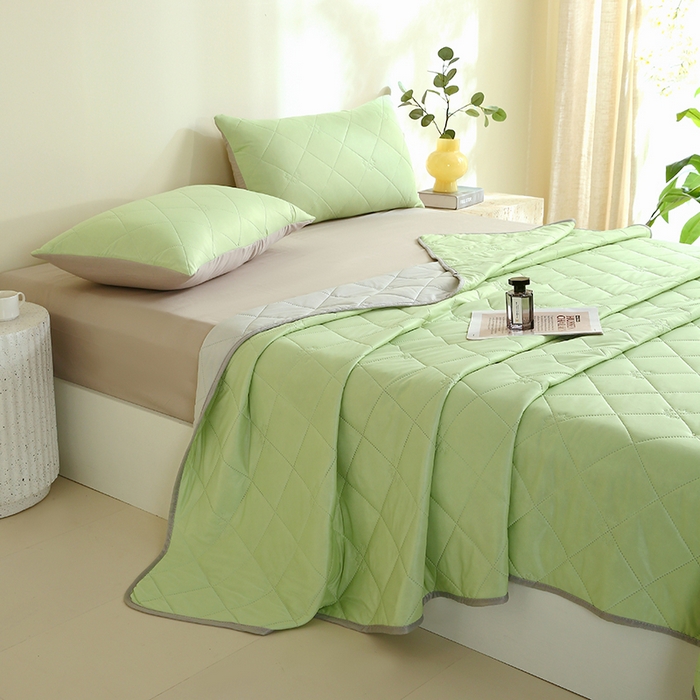 91家纺网 家纺一手货源 找家纺 伊赛家纺 2026新款有铵凉感丝夏被 黄绿