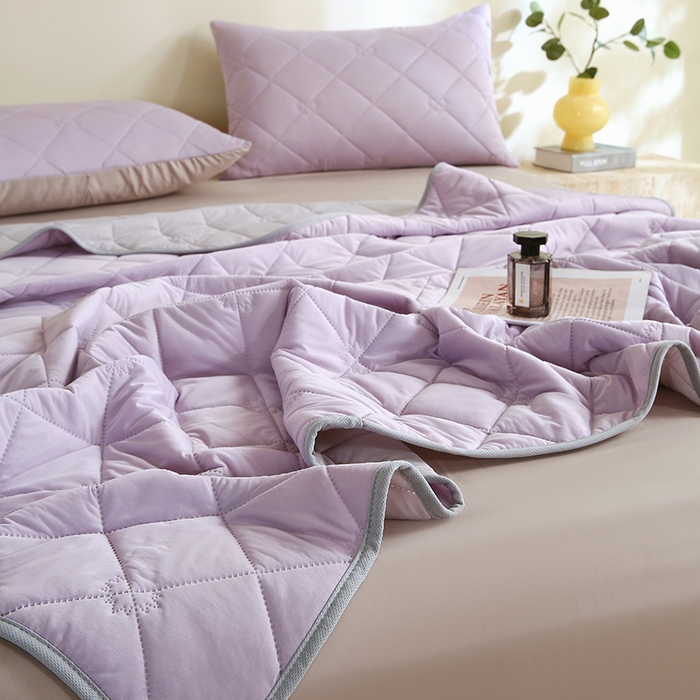 91家纺网 家纺一手货源 找家纺 伊赛家纺 2026新款有铵凉感丝夏被 浅紫