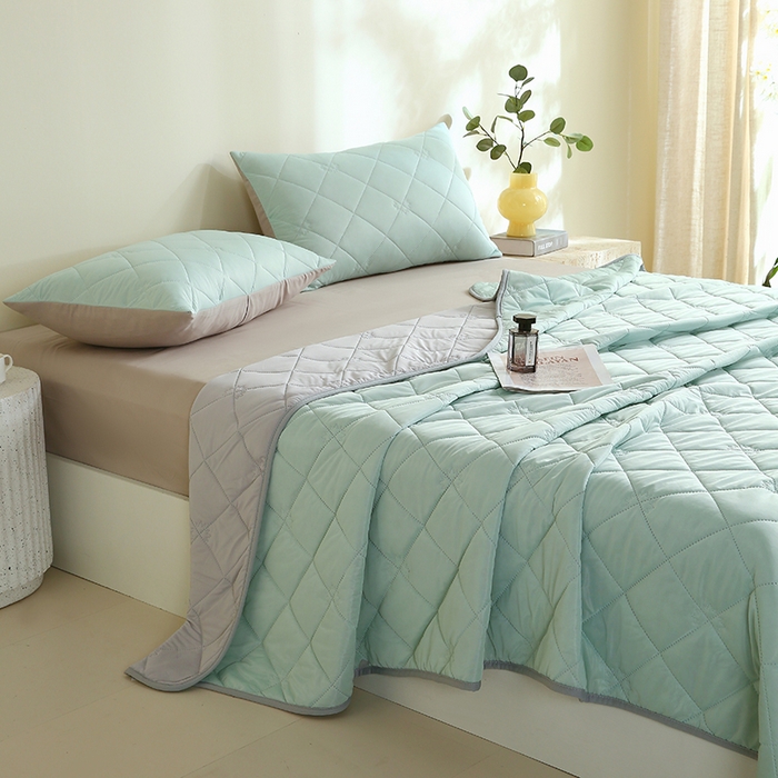 91家纺网 家纺一手货源 找家纺 伊赛家纺 2026新款有铵凉感丝夏被 湖蓝