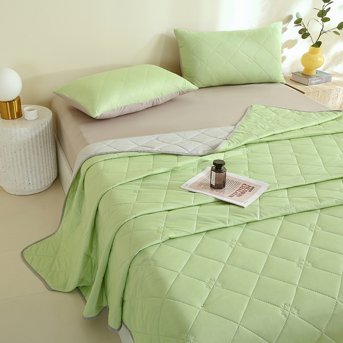 91家纺网 家纺一手货源 找家纺 伊赛家纺 2026新款有铵凉感丝夏被 黄绿