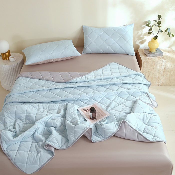 91家纺网 家纺一手货源 找家纺 伊赛家纺 2026新款有铵凉感丝夏被 浅蓝