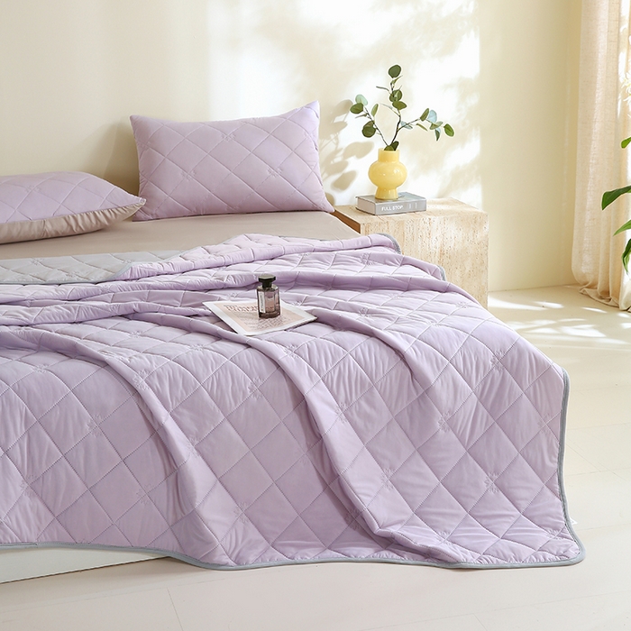 91家纺网 家纺一手货源 找家纺 伊赛家纺 2026新款有铵凉感丝夏被 浅紫