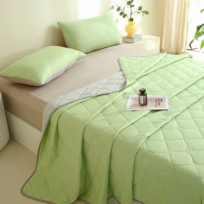 91家纺网 家纺一手货源 找家纺 伊赛家纺 2026新款有铵凉感丝夏被 黄绿