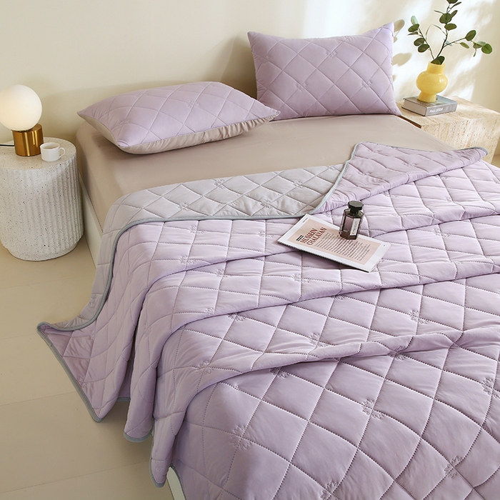 91家纺网 家纺一手货源 找家纺 伊赛家纺 2026新款有铵凉感丝夏被 浅紫