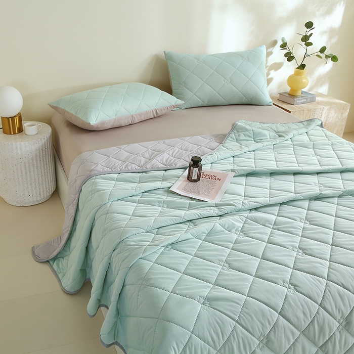 91家纺网 家纺一手货源 找家纺 伊赛家纺 2026新款有铵凉感丝夏被 湖蓝