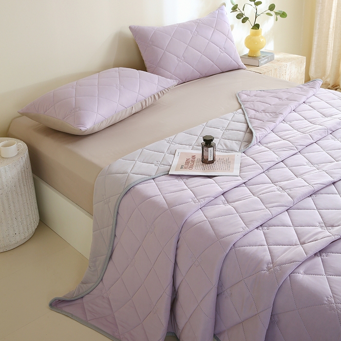 91家纺网 家纺一手货源 找家纺 伊赛家纺 2026新款有铵凉感丝夏被 浅紫