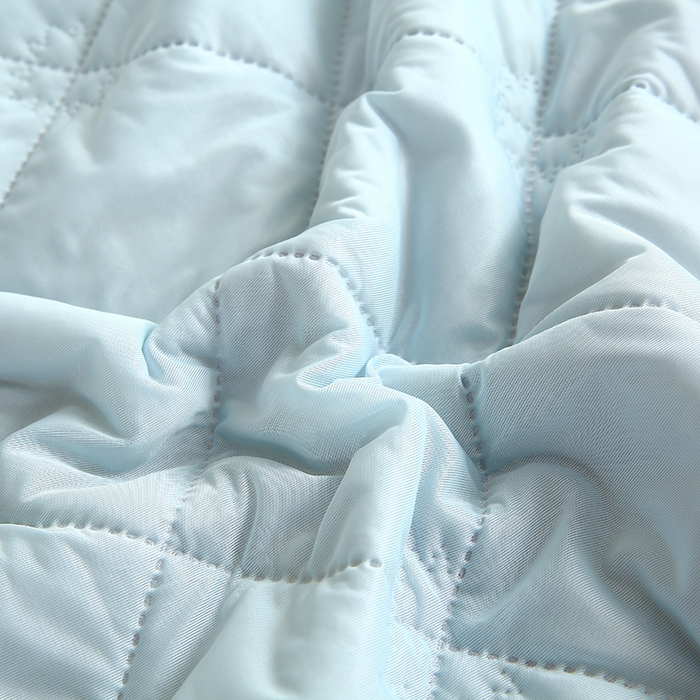 91家纺网 家纺一手货源 找家纺 伊赛家纺 2026新款有铵凉感丝夏被 浅蓝