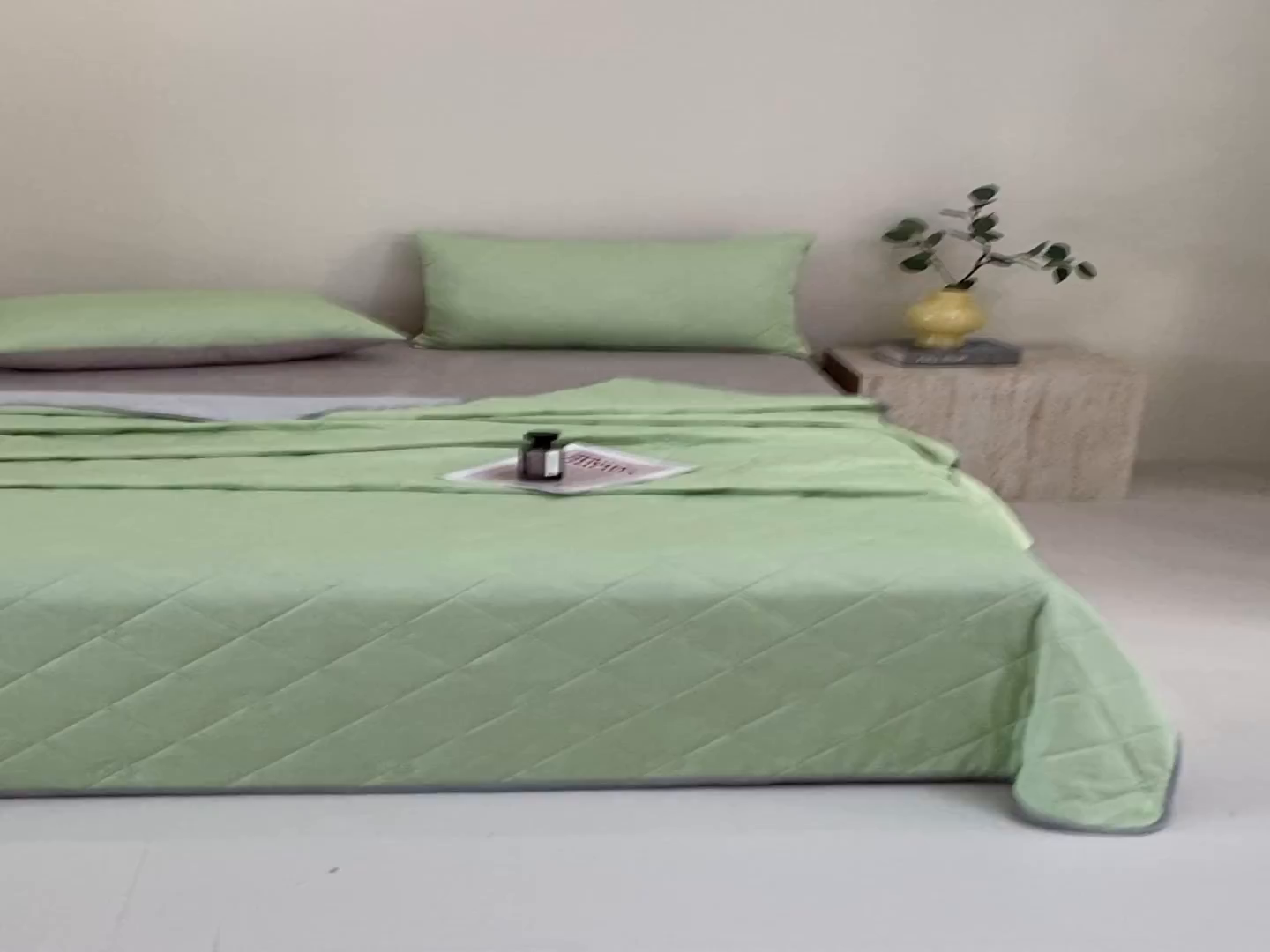 91家纺网 家纺一手货源 找家纺 伊赛家纺 2026新款有铵凉感丝夏被 黄绿