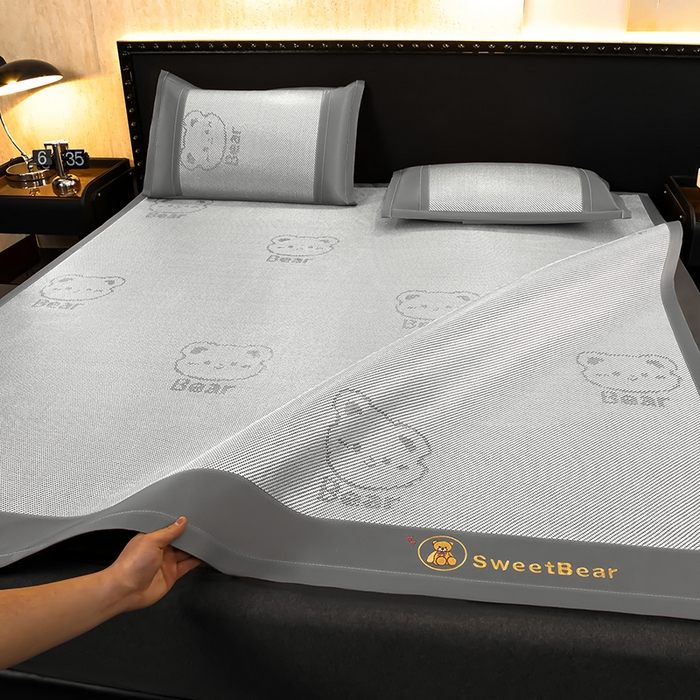 91家纺网 家纺一手货源 找家纺 （总）苏迪网销供货 2026新款冰藤席可爱熊刺绣款凉席藤席双面可用冰丝席