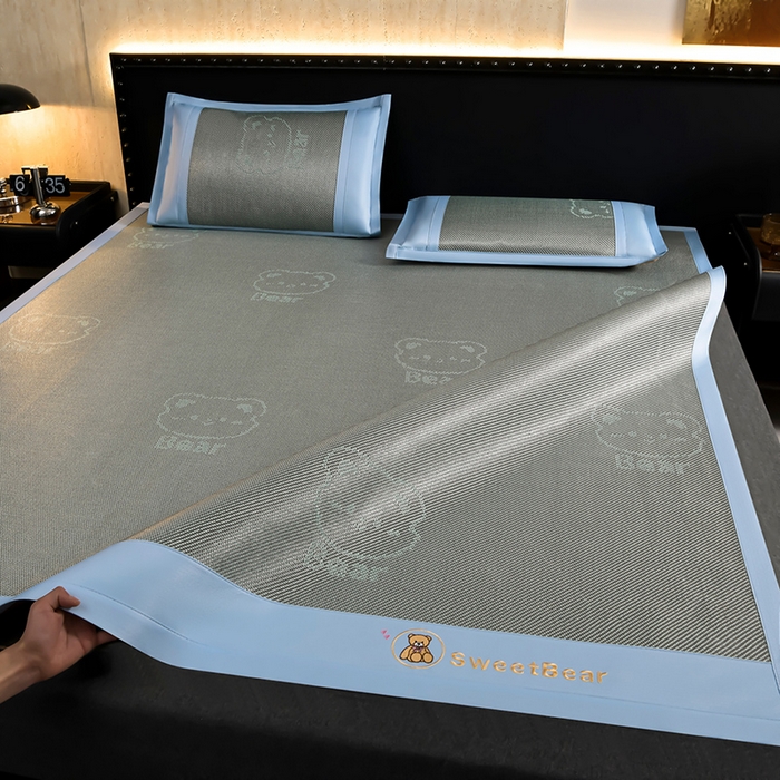 91家纺网 家纺一手货源 找家纺 （总）苏迪网销供货 2026新款冰藤席可爱熊刺绣款凉席藤席双面可用冰丝席