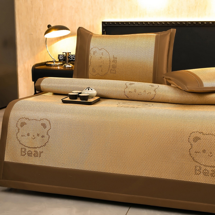 91家纺网 家纺一手货源 找家纺 （总）苏迪网销供货 2026新款冰藤席可爱熊刺绣款凉席藤席双面可用冰丝席