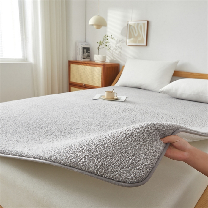 91家纺网 家纺一手货源 找家纺 伊赛家纺 2026新款羊羔绒床垫 灰色