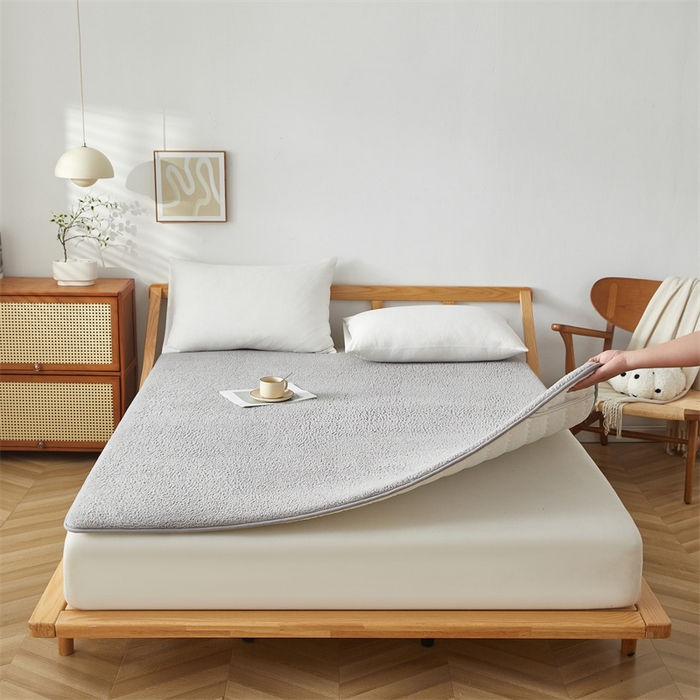 91家纺网 家纺一手货源 找家纺 伊赛家纺 2026新款羊羔绒床垫 灰色