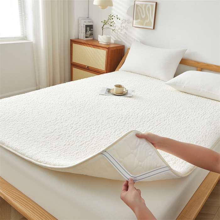 91家纺网 家纺一手货源 找家纺 伊赛家纺 2026新款羊羔绒床垫 白色