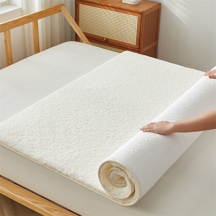 91家纺网 家纺一手货源 找家纺 伊赛家纺 2026新款羊羔绒床垫 白色