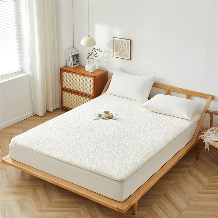 91家纺网 家纺一手货源 找家纺 伊赛家纺 2026新款羊羔绒床垫 白色