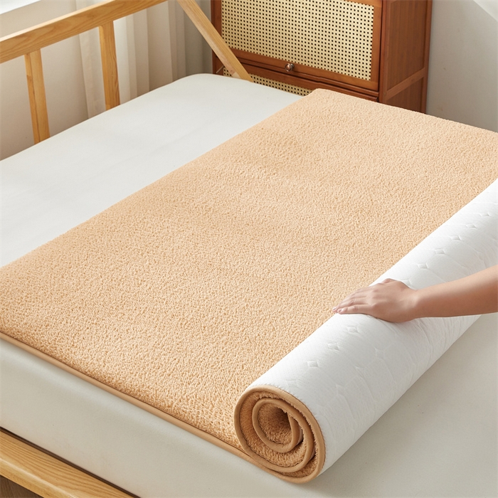 91家纺网 家纺一手货源 找家纺 伊赛家纺 2026新款羊羔绒床垫 卡其