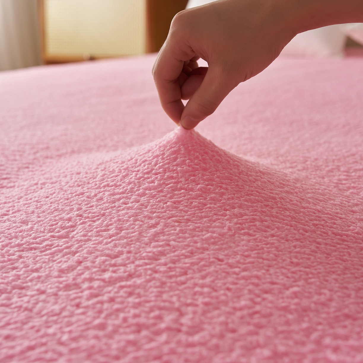 91家纺网 家纺一手货源 找家纺 伊赛家纺 2026新款羊羔绒床垫 粉玉