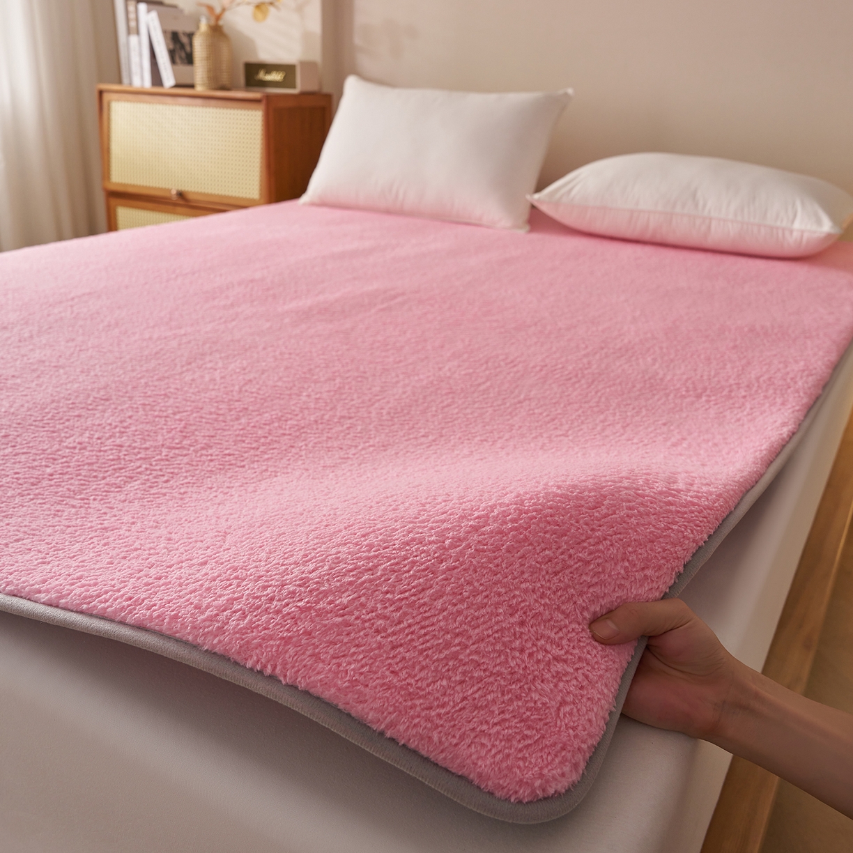 91家纺网 家纺一手货源 找家纺 伊赛家纺 2026新款羊羔绒床垫 粉玉