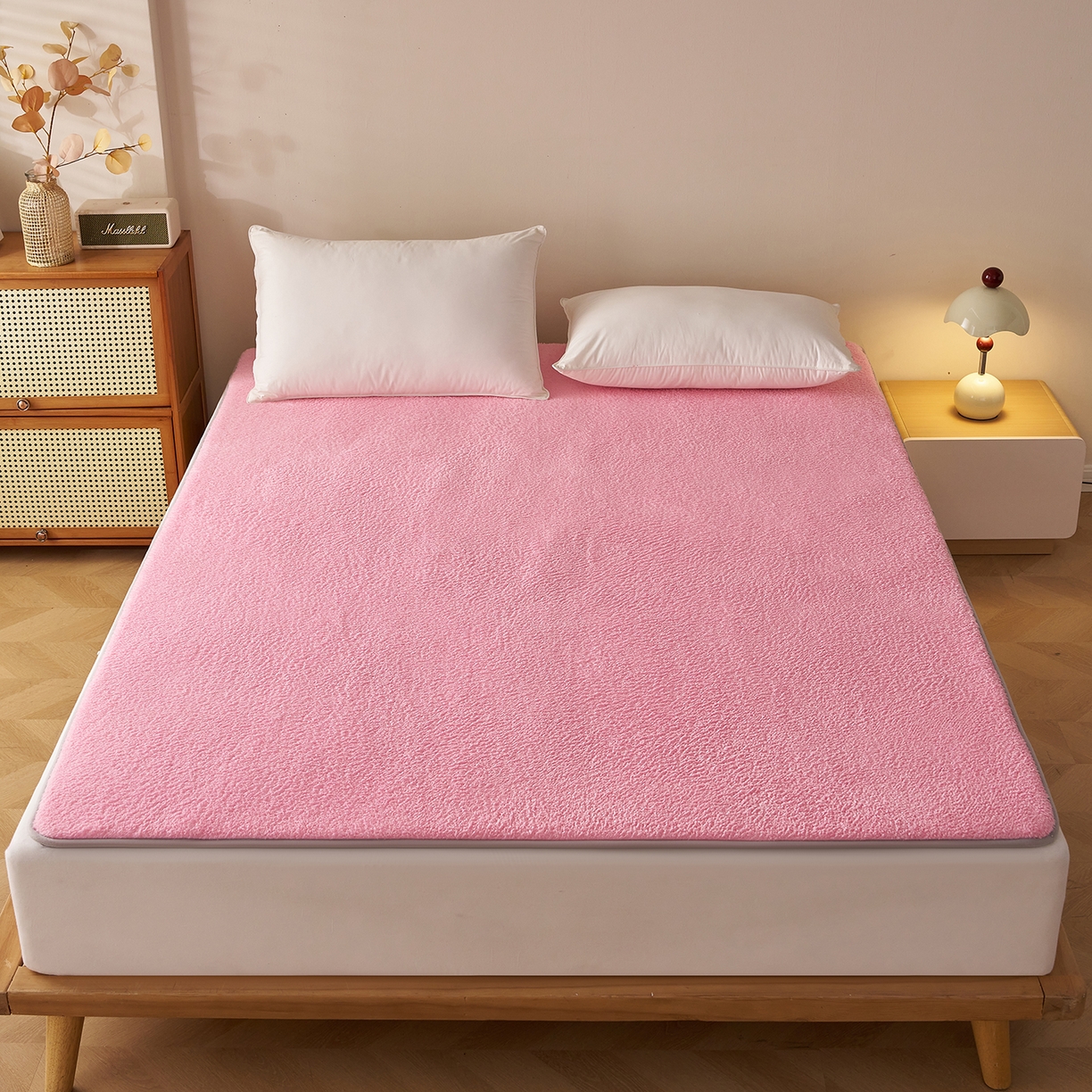 91家纺网 家纺一手货源 找家纺 伊赛家纺 2026新款羊羔绒床垫 粉玉