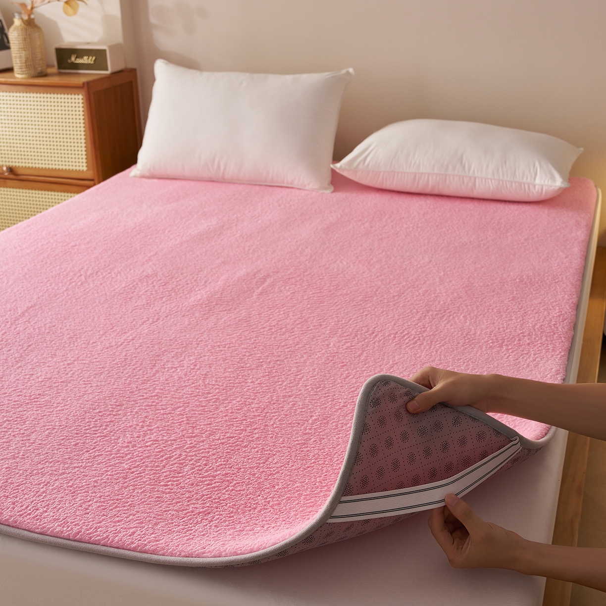 91家纺网 家纺一手货源 找家纺 伊赛家纺 2026新款羊羔绒床垫 粉玉