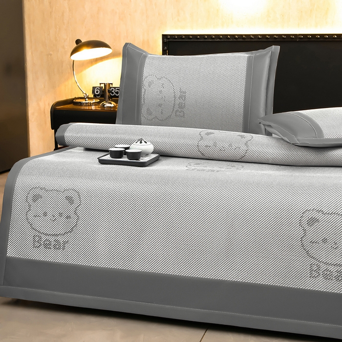 91家纺网 家纺一手货源 找家纺 苏迪网销供货 2026新款冰藤席可爱熊刺绣款凉席藤席双面可用冰丝席 可爱熊-灰色