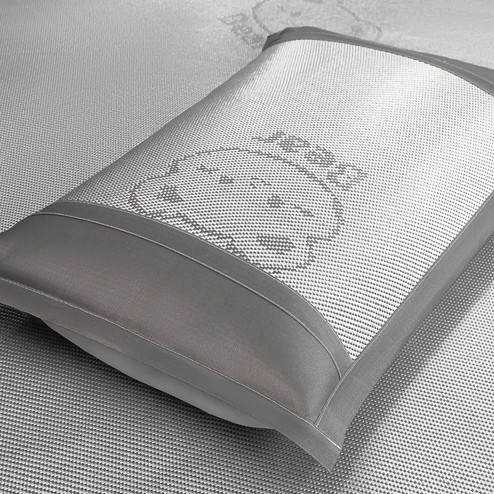 91家纺网 家纺一手货源 找家纺 苏迪网销供货 2026新款冰藤席可爱熊刺绣款凉席藤席双面可用冰丝席 可爱熊-灰色