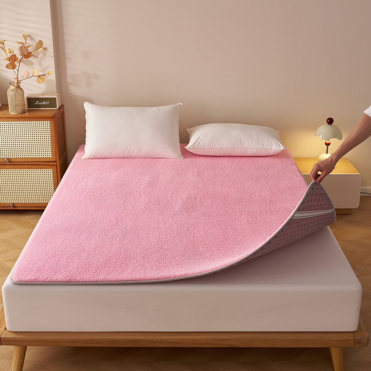 91家纺网 家纺一手货源 找家纺 伊赛家纺 2026新款羊羔绒床垫 粉玉