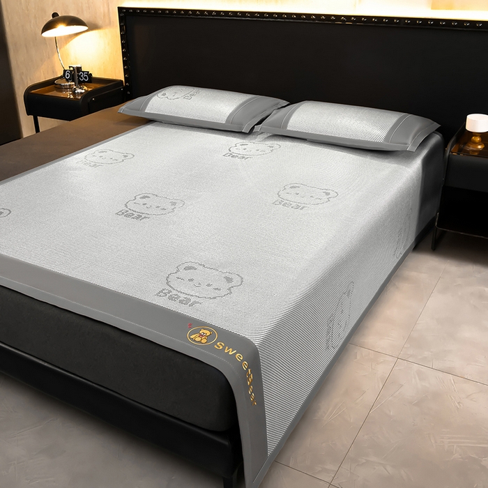 91家纺网 家纺一手货源 找家纺 苏迪网销供货 2026新款冰藤席可爱熊刺绣款凉席藤席双面可用冰丝席 可爱熊-灰色