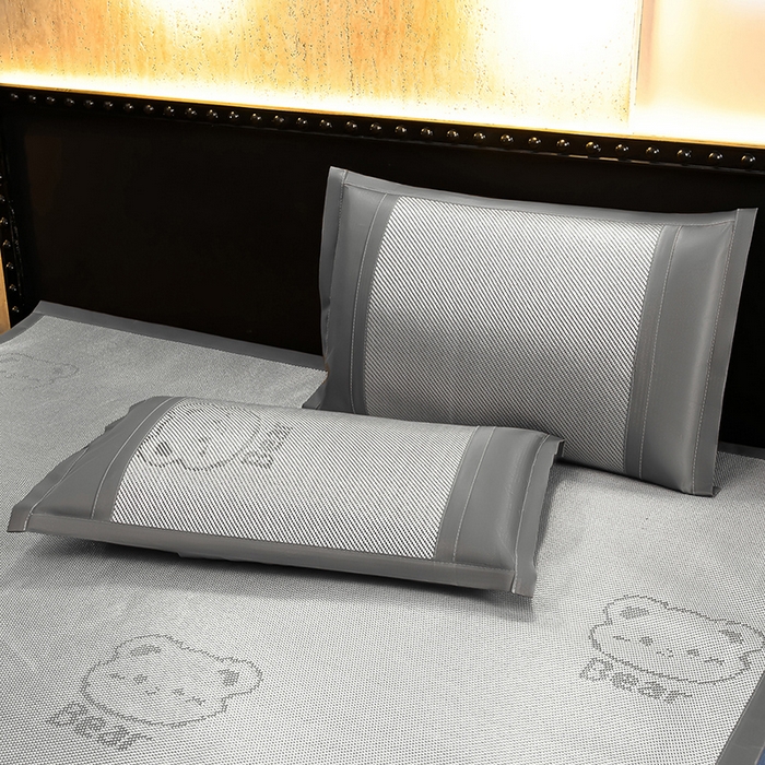 91家纺网 家纺一手货源 找家纺 苏迪网销供货 2026新款冰藤席可爱熊刺绣款凉席藤席双面可用冰丝席 可爱熊-灰色