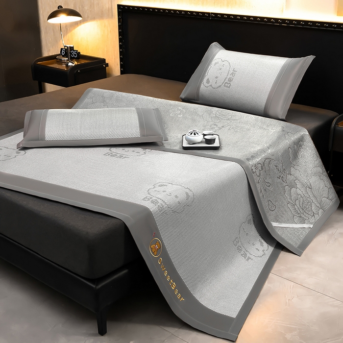 91家纺网 家纺一手货源 找家纺 苏迪网销供货 2026新款冰藤席可爱熊刺绣款凉席藤席双面可用冰丝席 可爱熊-灰色