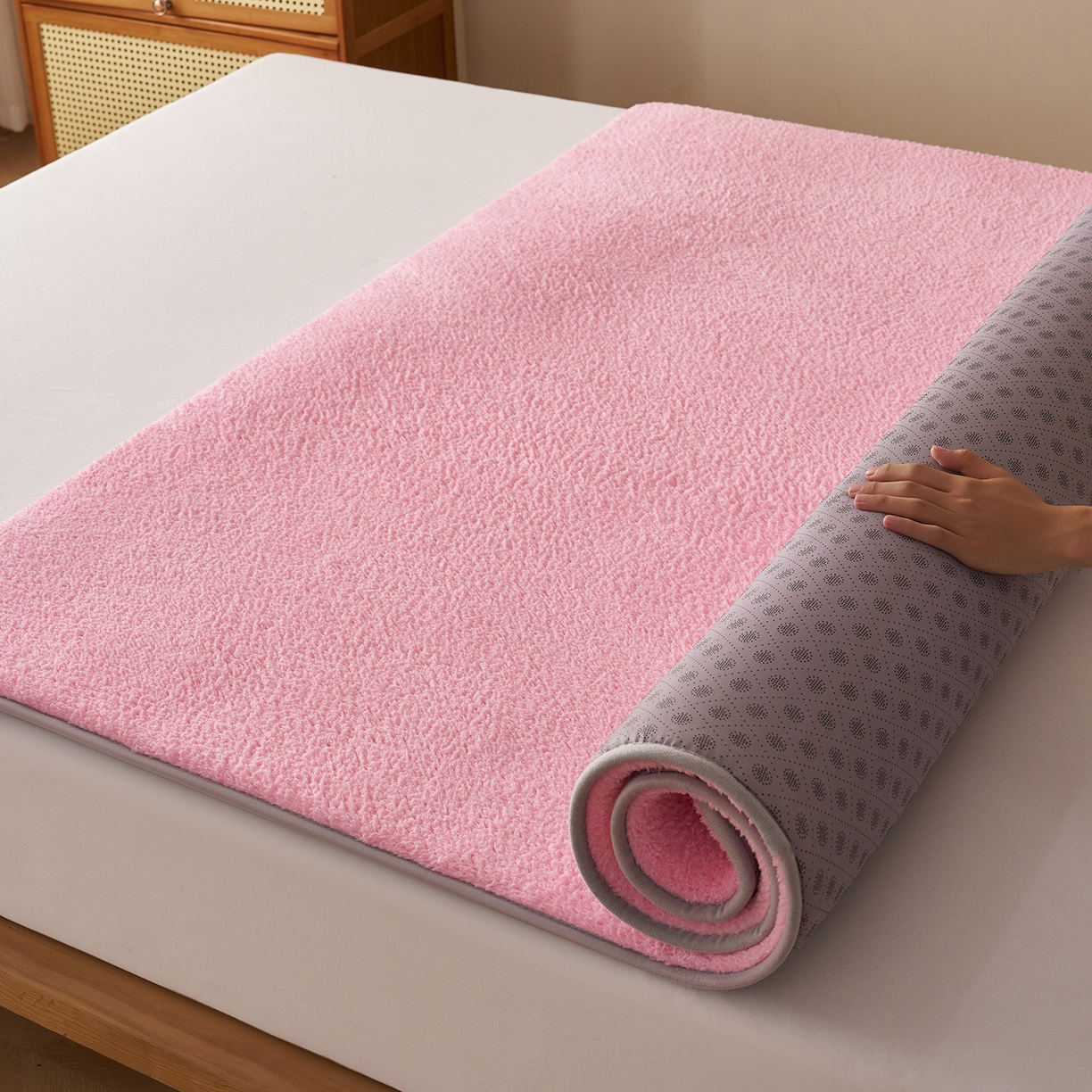 91家纺网 家纺一手货源 找家纺 伊赛家纺 2026新款羊羔绒床垫 粉玉