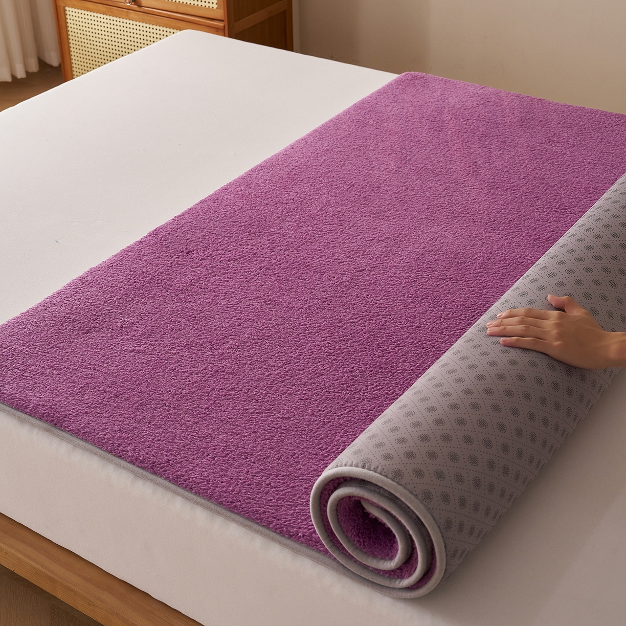 91家纺网 家纺一手货源 找家纺 伊赛家纺 2026新款羊羔绒床垫 紫色