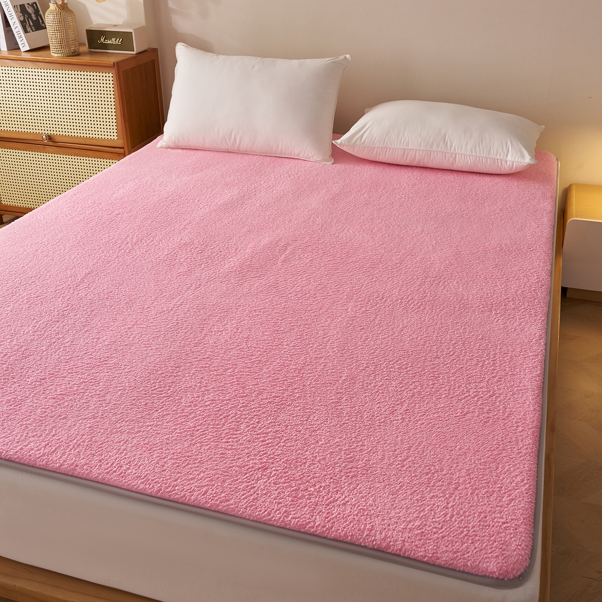 91家纺网 家纺一手货源 找家纺 伊赛家纺 2026新款羊羔绒床垫 粉玉