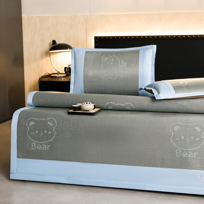 91家纺网 家纺一手货源 找家纺 苏迪网销供货 2026新款冰藤席可爱熊刺绣款凉席藤席双面可用冰丝席 可爱熊-绿色