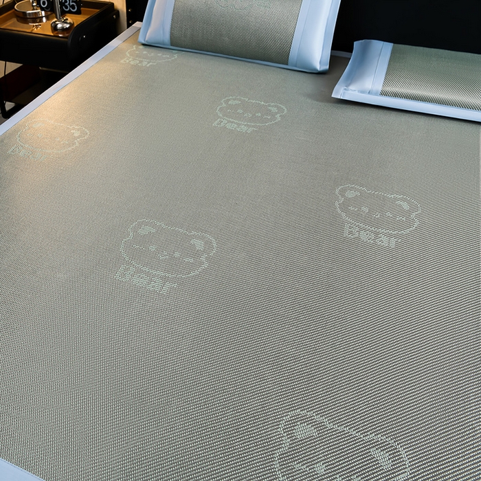 91家纺网 家纺一手货源 找家纺 苏迪网销供货 2026新款冰藤席可爱熊刺绣款凉席藤席双面可用冰丝席 可爱熊-绿色