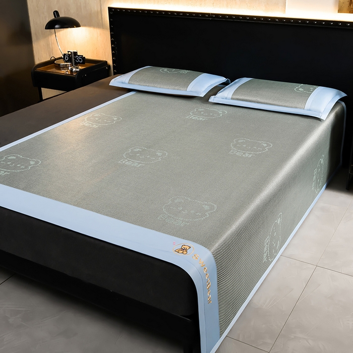 91家纺网 家纺一手货源 找家纺 苏迪网销供货 2026新款冰藤席可爱熊刺绣款凉席藤席双面可用冰丝席 可爱熊-绿色