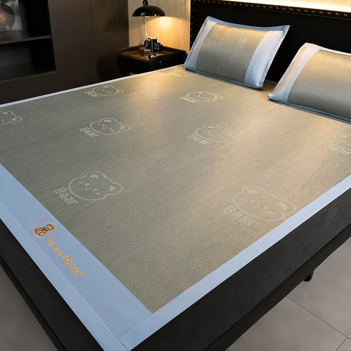 91家纺网 家纺一手货源 找家纺 苏迪网销供货 2026新款冰藤席可爱熊刺绣款凉席藤席双面可用冰丝席 可爱熊-绿色