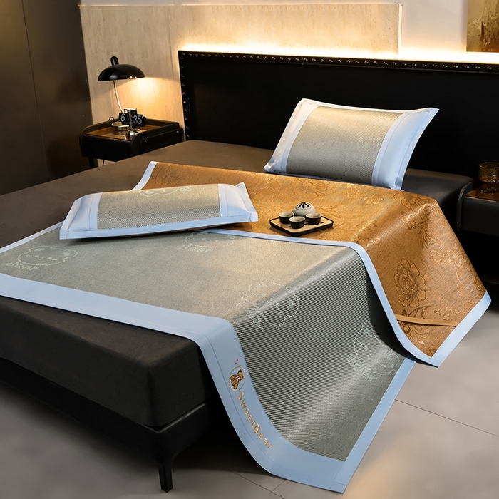 91家纺网 家纺一手货源 找家纺 苏迪网销供货 2026新款冰藤席可爱熊刺绣款凉席藤席双面可用冰丝席 可爱熊-绿色