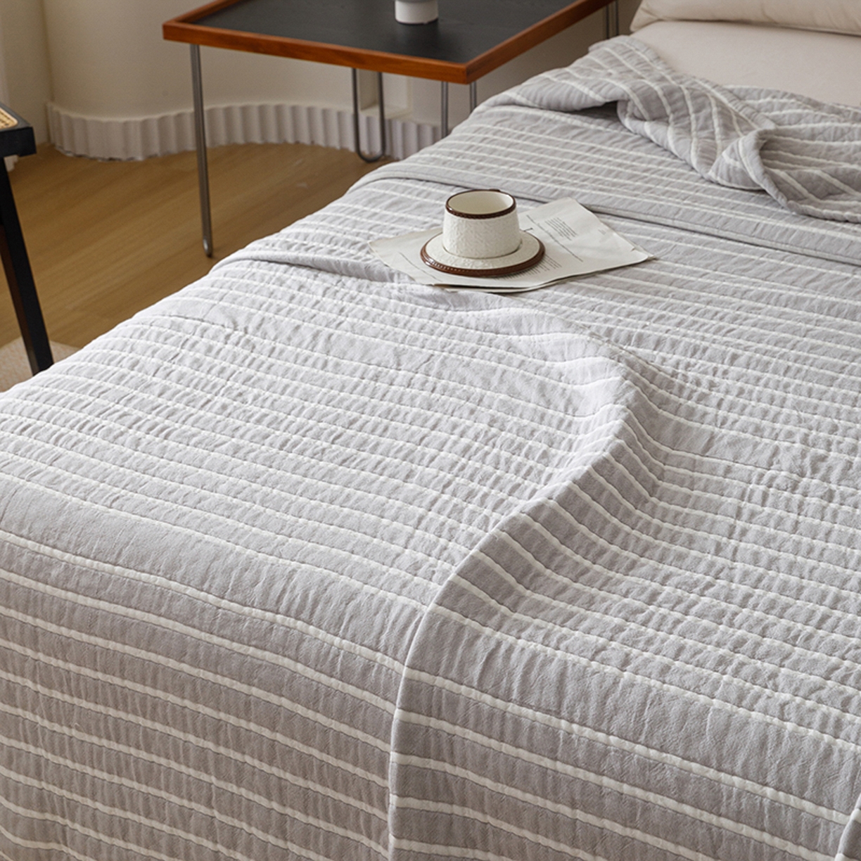 91家纺网 家纺一手货源 找家纺 悦然毛巾被 2026新款全棉外贸条纹格子纱布盖毯 初语灰