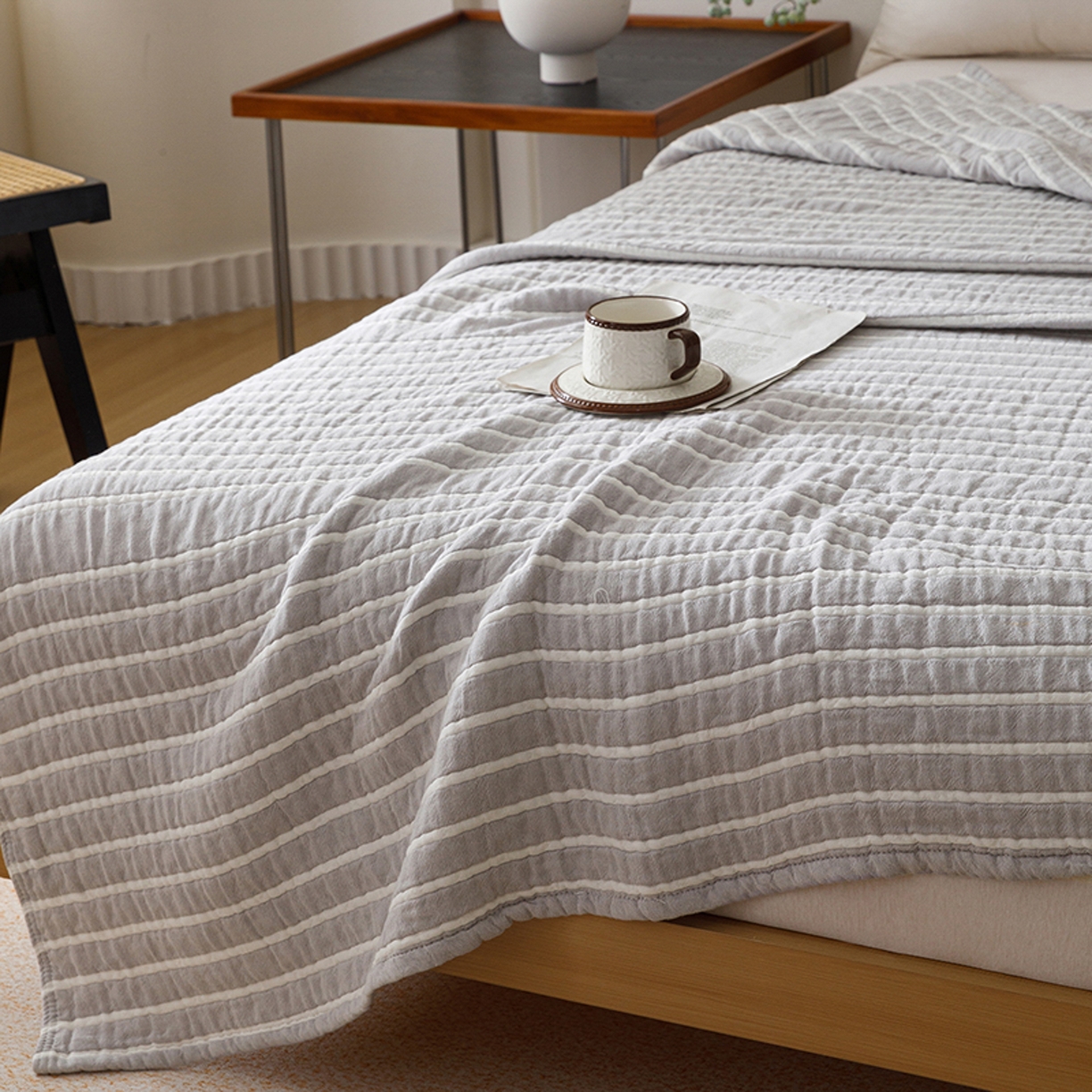 91家纺网 家纺一手货源 找家纺 悦然毛巾被 2026新款全棉外贸条纹格子纱布盖毯 初语灰