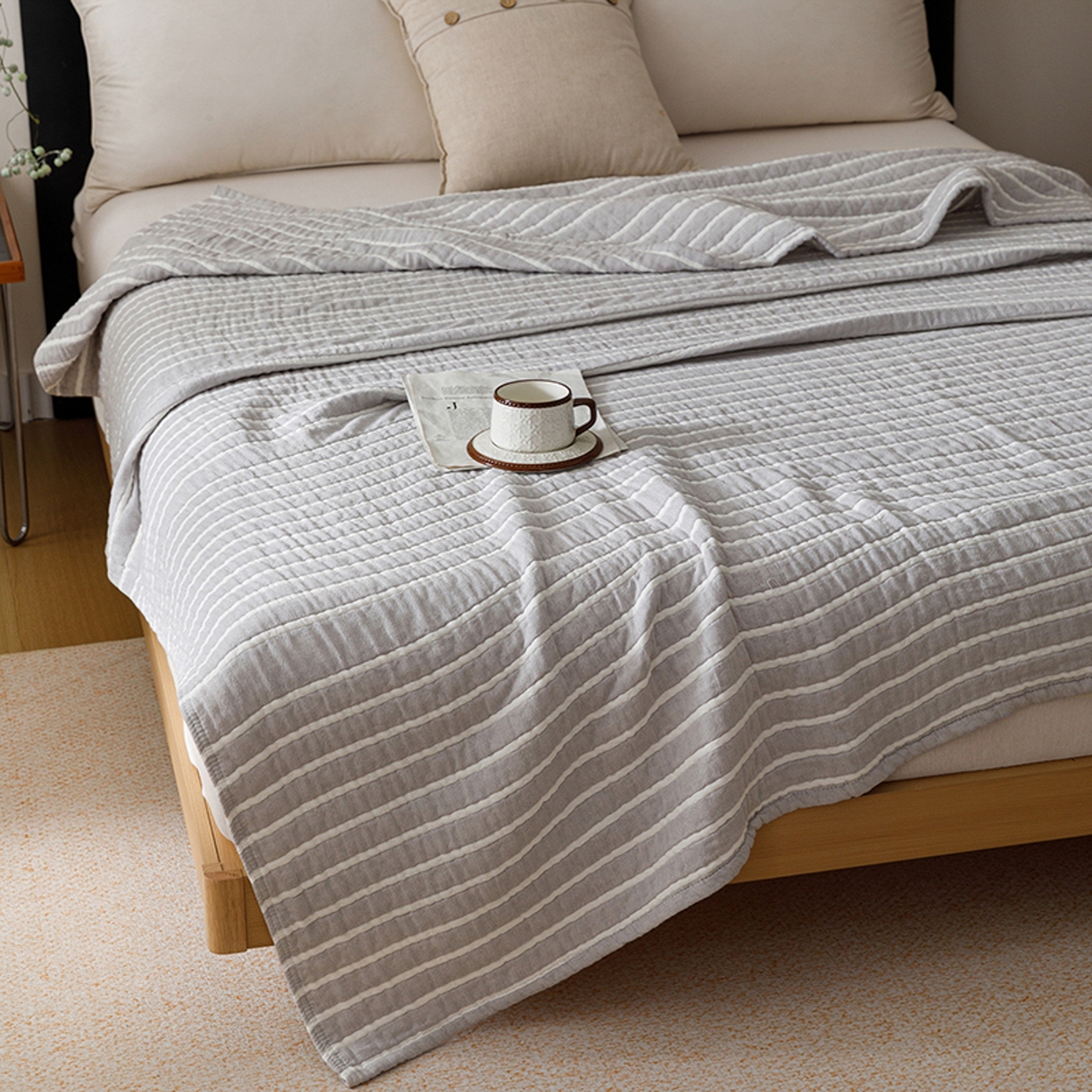 91家纺网 家纺一手货源 找家纺 悦然毛巾被 2026新款全棉外贸条纹格子纱布盖毯 初语灰