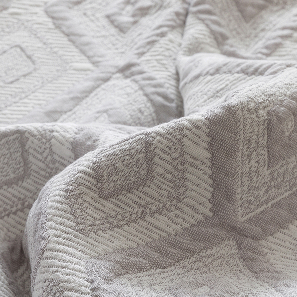 91家纺网 家纺一手货源 找家纺 悦然毛巾被 2026新款全棉外贸条纹格子纱布盖毯 极简灰