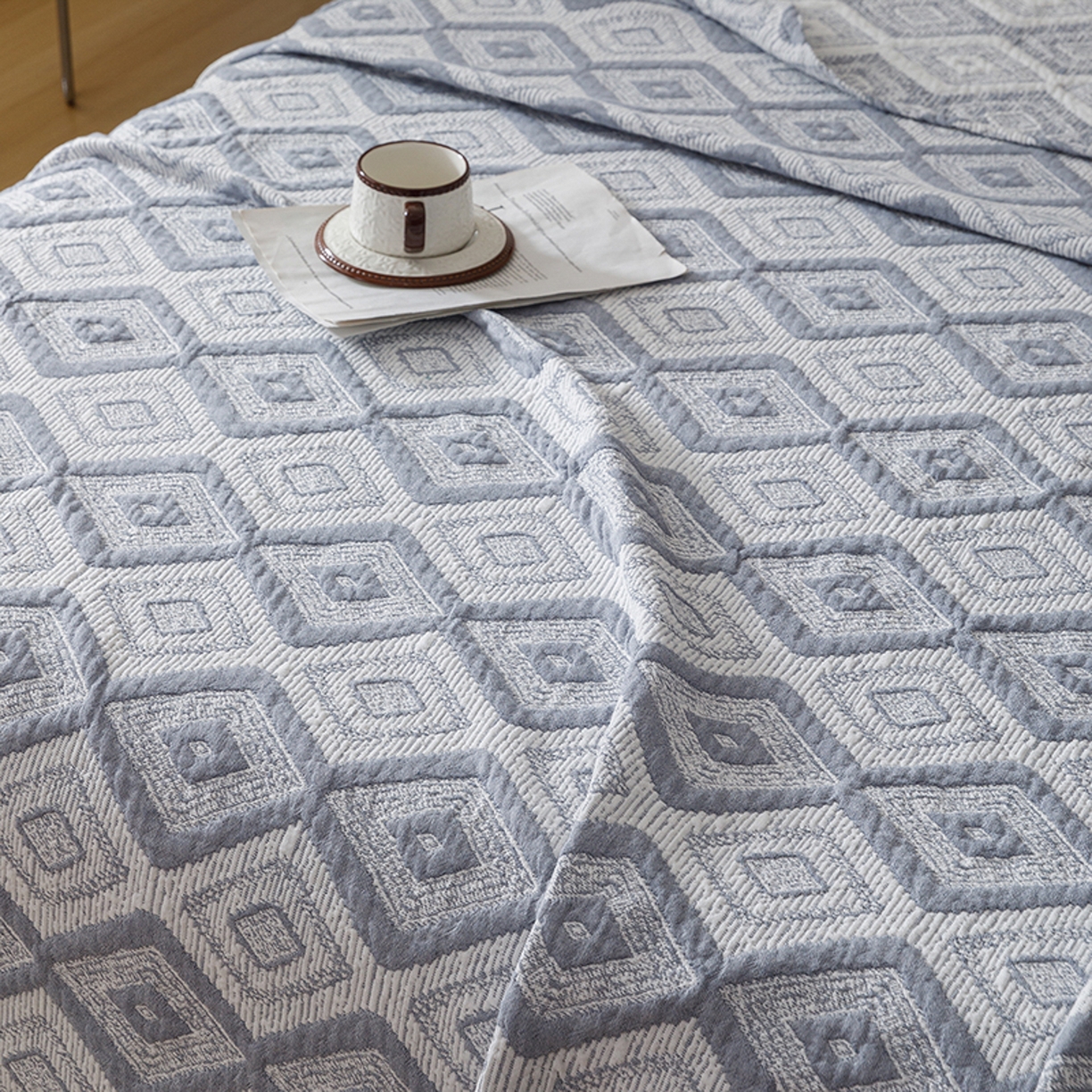 91家纺网 家纺一手货源 找家纺 悦然毛巾被 2026新款全棉外贸条纹格子纱布盖毯 极简蓝